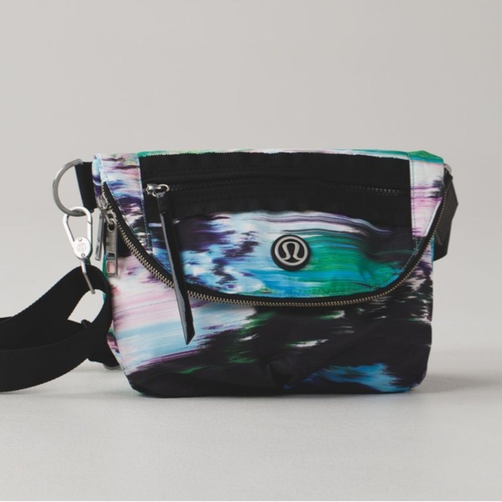NWOT lululemon festival bag - print: pigment wind dragonfly
